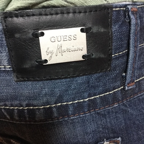 GUESS DISTRESSED FRAYED DENIM SHORTS 5.5” INSEAM - Picture 3 of 7